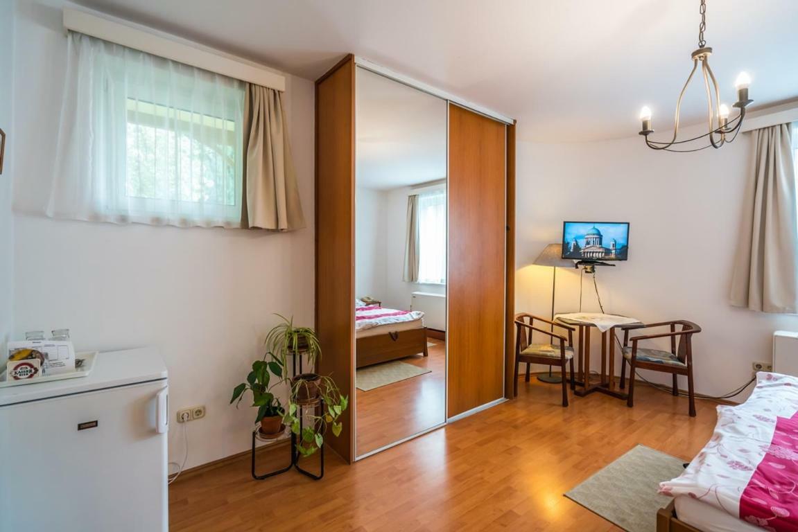 Szent Kristof Panzio Hotel Естергом Екстериор снимка