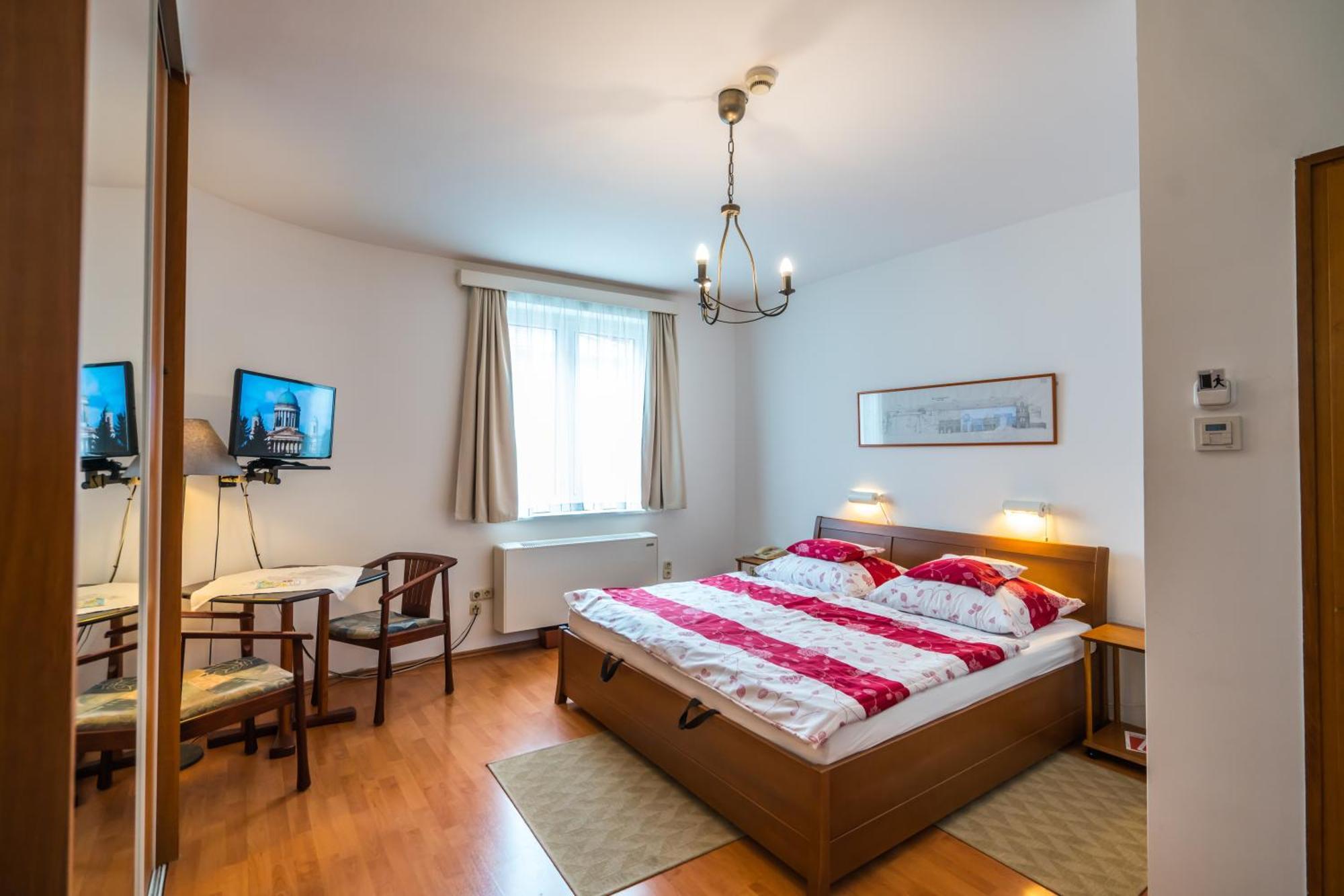 Szent Kristof Panzio Hotel Естергом Екстериор снимка