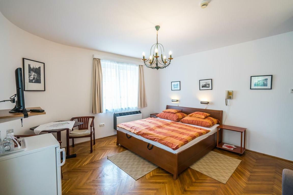 Szent Kristof Panzio Hotel Естергом Екстериор снимка